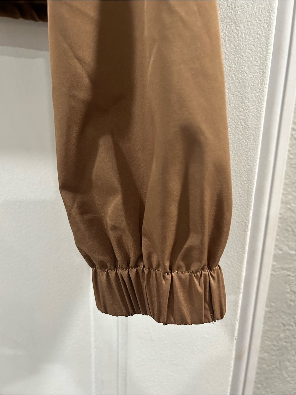 Aritzia Babaton Wilde Jacket
Slick matte twill hooded windbreaker - Picture 4 of 11